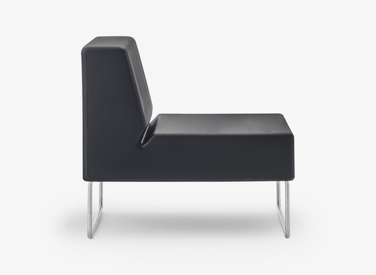 Host Lounge 790